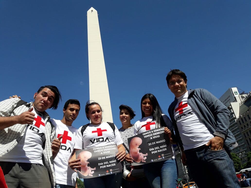 Voluntarios de la Fundacion +VIDA en una marcha